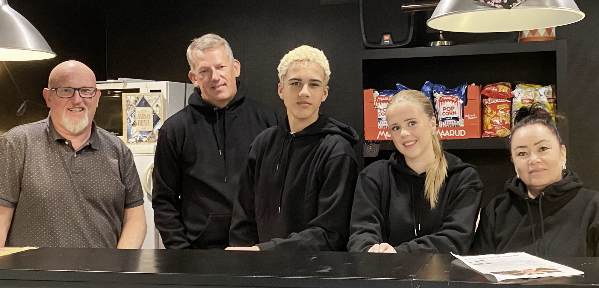 5 personer bak disken på ungdomsklubben. Fotograf: Martin Andreassen.