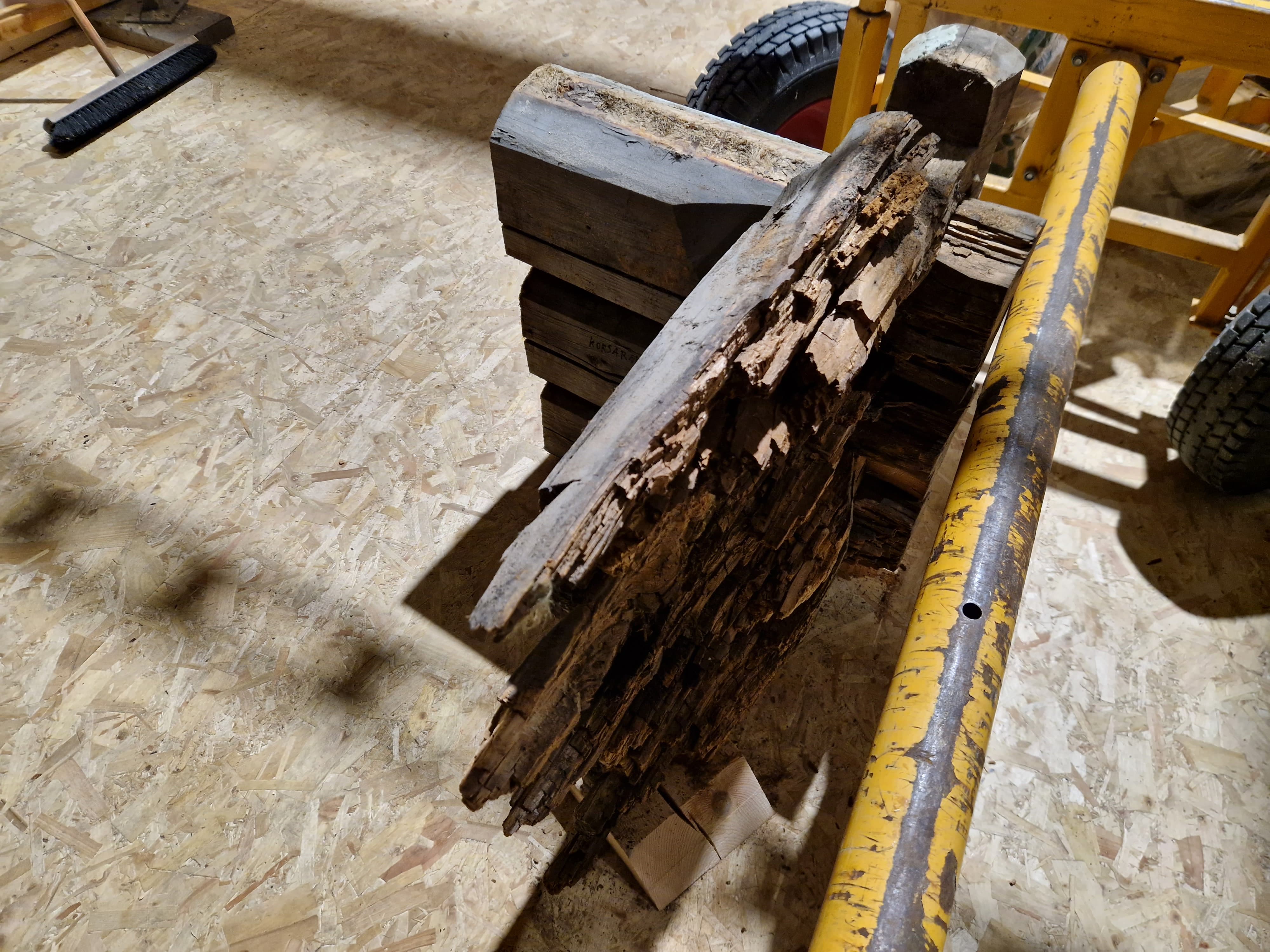 Gammel råtten laftestokker. Del av et hjørne.