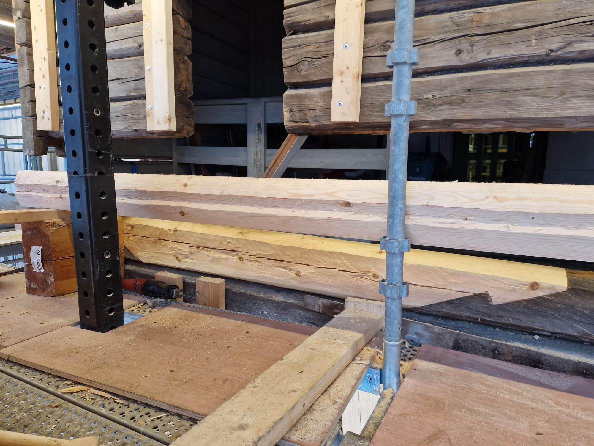 Åpning i kirkeveggen for å sette inn en ny laftestokk.
