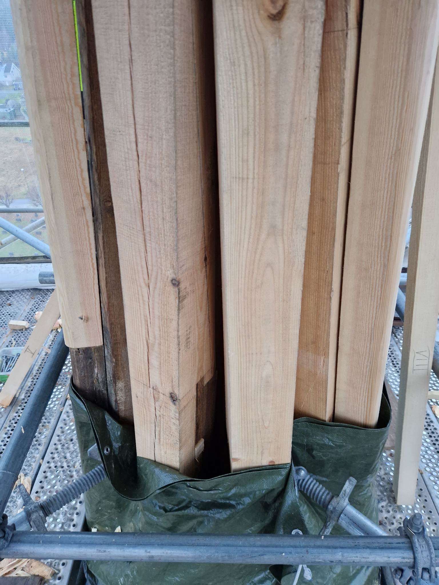 Alle stokkene i tårnet ferdig med nye stokker skjøtet inn.