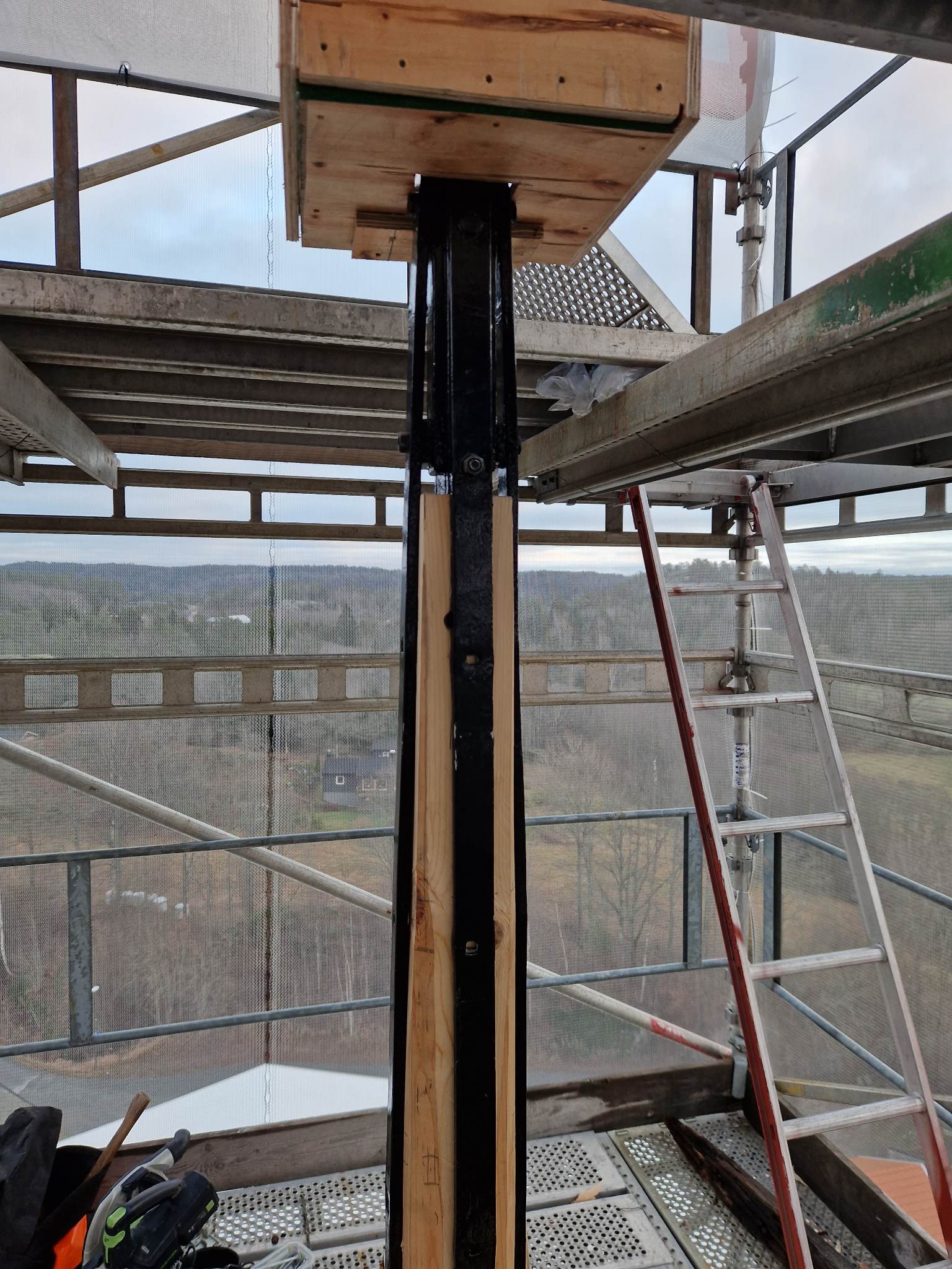 Overgangen fra nyrenovert tårn til nyrenovert spir.