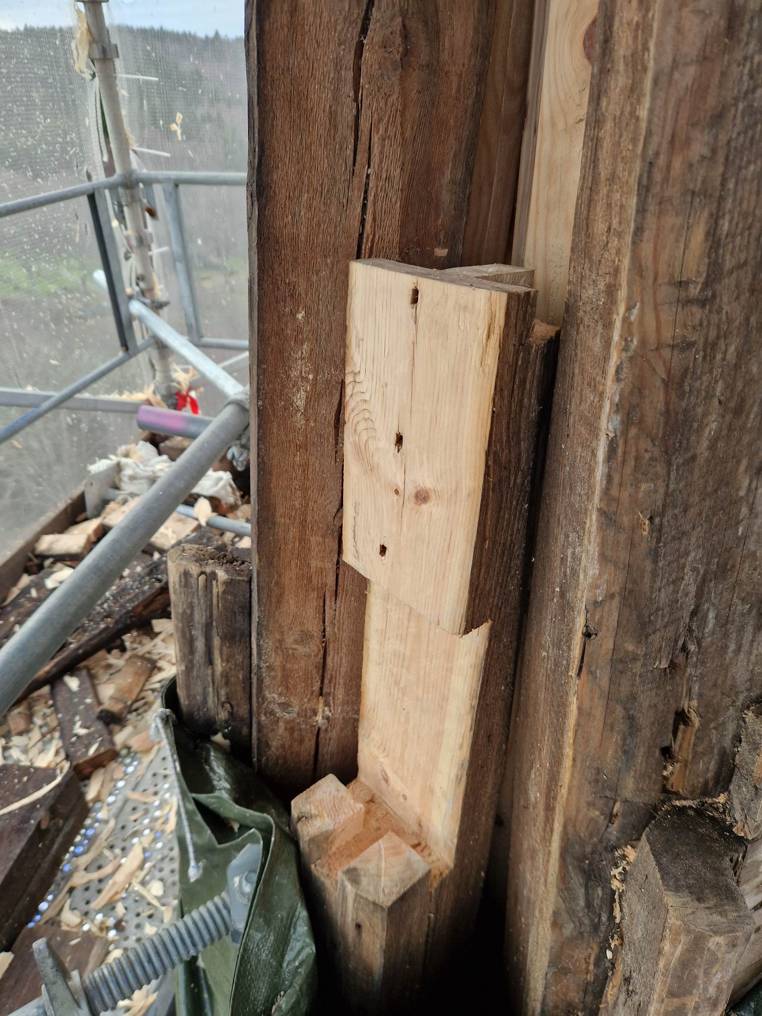 Detaljbilde av skjøte-metoden av stokkene i tårnet.