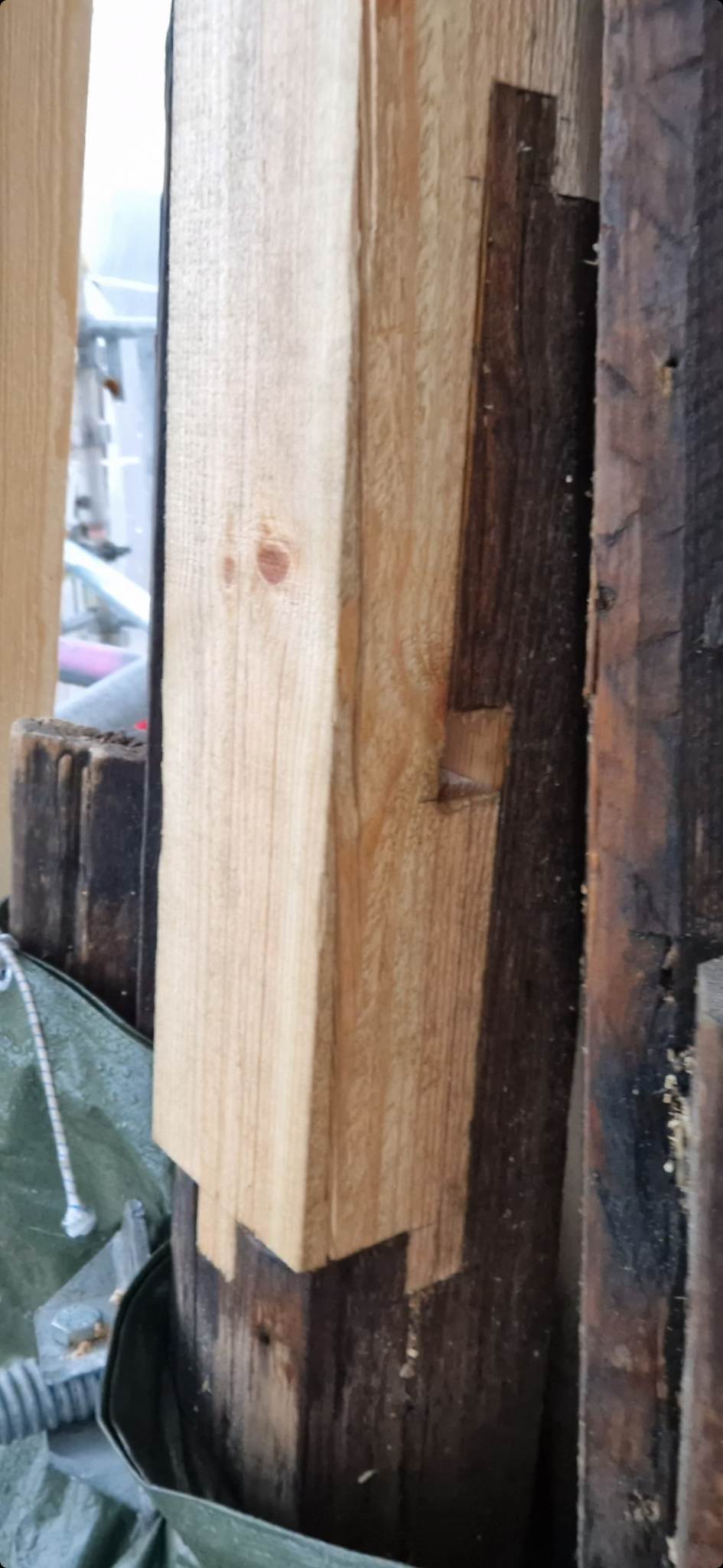 Detaljbilde av skjøte-metoden av stokkene i tårnet.