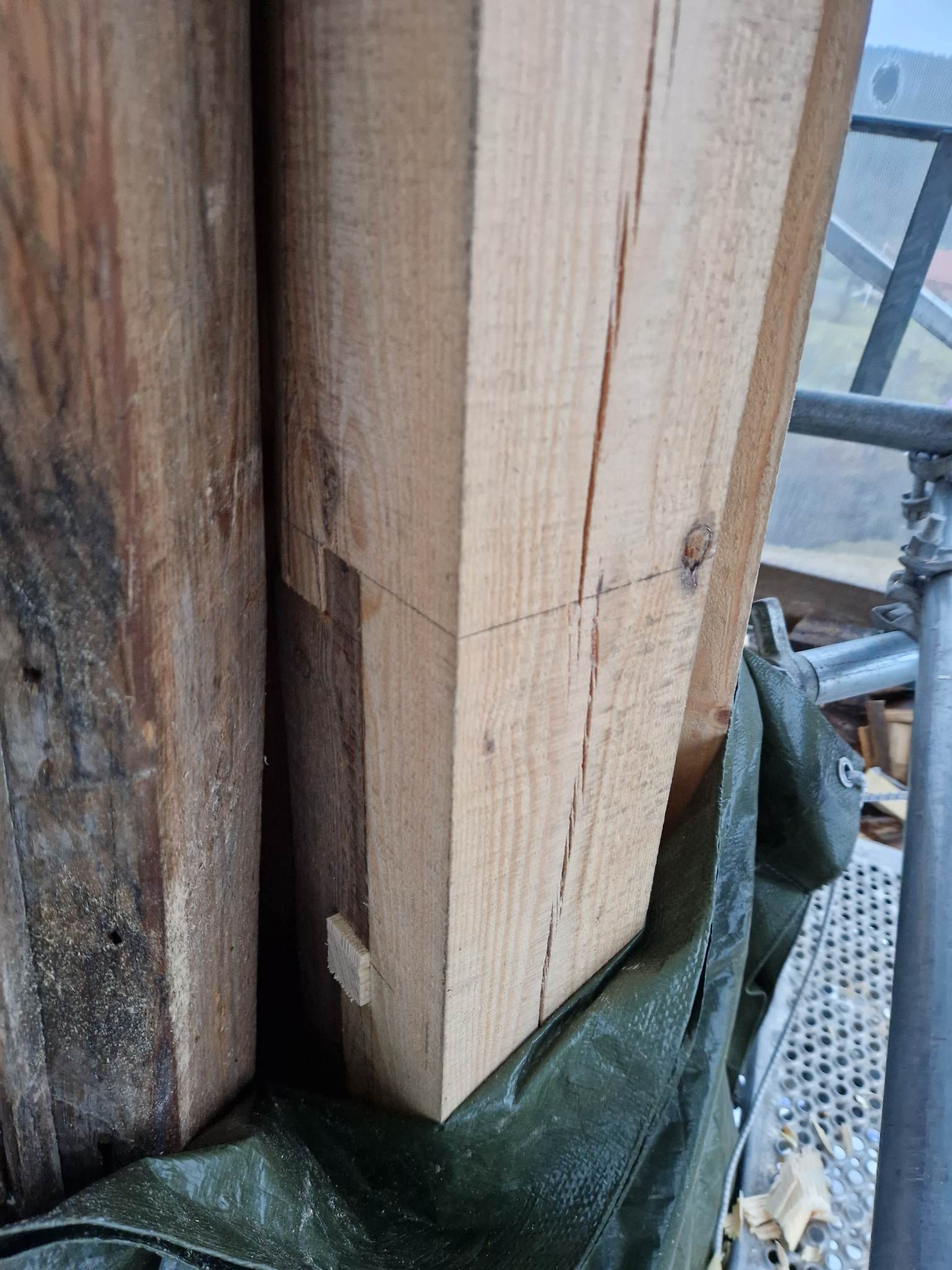 Detaljbilde av skjøte-metoden av stokkene i tårnet. Ferdig skjøtet.