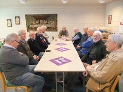 Menn rundt et bord